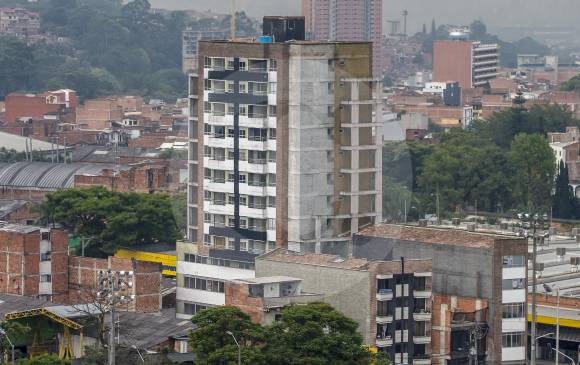 El edificio Babilonia, ubicado en la diagonal 41 de Itagüí, no resiste una repotenciación. Así lo concluyó la Alcaldía con base en estudios presentados por la misma empresa que lo construyó. Aún falta agotar opción de apelación. FOTO Juan Antonio Sánchez