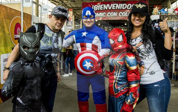 La Comic Con, abierta hasta el domingo en Medellín, se ha convertido en un evento familiar y de cosplay, donde los visitantes rinden homenaje a sus personajes de ficción. FOTO jaime pérez