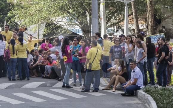 Los asistentes al centro comercial fueron evacuados. FOTO Robinson Sáenz
