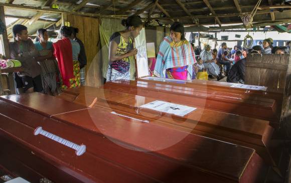 Largos silencios, que se rompían por el llanto de parientes y amigos, marcaron las horas que duró el velorio. FOTO Róbinson Sáenz