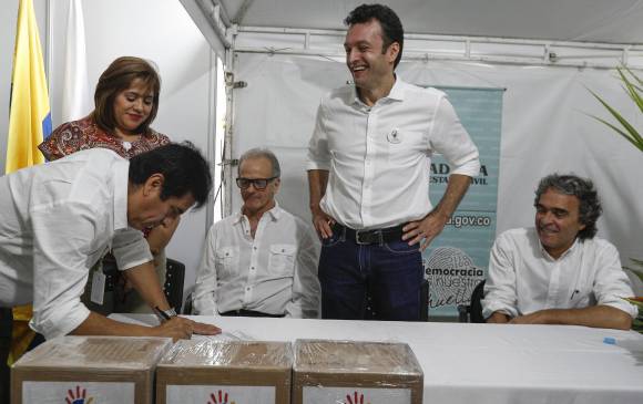 Cargando las cajas llenas de firmas, junto a Fajardo, Iván Mauricio Pérez se inscribió como candidato a la Gobernación de Antioquia por Compromiso Ciudadano. 