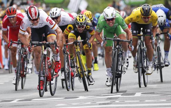 Un final dramático que necesitó de fotofinish para conocer el ganador se registró en la etapa de ayer del Tour de Francia. Mark Cavendish y Andre Greipel dirimieron el cerrado final, en favor del primero. FOTO ap