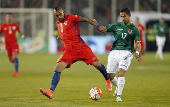 Arturo Vidal, de Chile, y Marvin Bejarano, de Bolivia, durante el último juego de la Eliminatoria entre ambos. FOTO ap