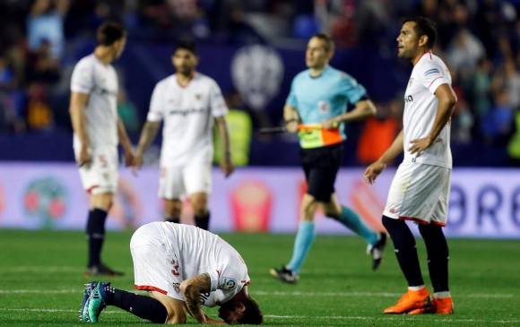 Así terminaron los jugadores del Sevilla tras la derrota con Levante, el viernes. FOTO EFE