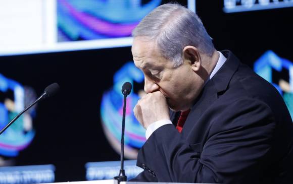 El primer ministro de Israel ha dirigido su país por casi una década. En estos momentos está siendo investigado por haber solicitado y recibido regalos lujosos, y al parecer por negociar con un diario local una cobertura favorable. FOTO AfP