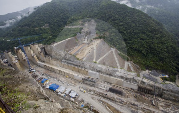 Durante la construcción de la presa, las aguas del río Cauca son desviadas por un conjunto de dos túneles que atraviesan la montaña, permitiendo así que los trabajos se lleven a cabo sin riesgos de inundaciones o daños a las estructuras. FOTO Donaldo Zuluaga