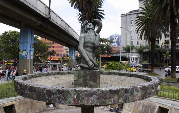 La queja del Metro, que la lavó, es que ese aseo dura poco. Esta escultura está en la sala de la casa. FOTO Donaldo Zuluaga