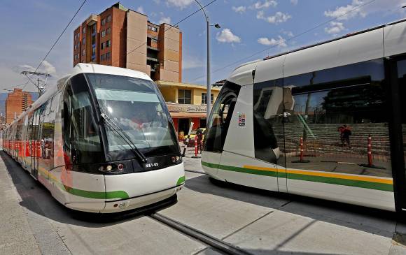 En bicicleta, recorrieron la conexión al túnel de Occidente, el presidente Juan Manuel Santos, el gobernador Sergio Fajardo y el alcalde Aníbal Gaviria, junto con el director del Área Metropolitana, Hernán Darío Elejalde. También estrenaron el tranvía. FOTO jaime pérez