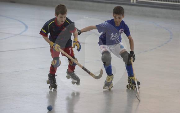 Al zonal de hockey que se disputa en las canchas Panamericana de la Liga y el colegio Corazonista le restan tres fechas para conocer a los campeones de cada categoría. FOTO donaldo zuluaga