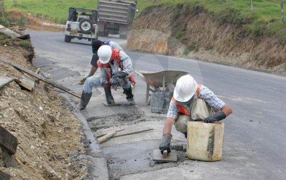 Pavimentar vías secundarias es un proyecto bandera de la Gobernación, que ha invertido más de $500.000 millones en diversos tramos, como el de La Ceja-Abejorral. FOTO juan antonio sánchez
