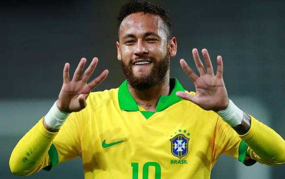 Con sus tres goles ante Perú, Neymar superó a Ronaldo en la estadística de goleador histórico de Brasil y quedó a 13 tantos de los 77 que tiene en su registro Pelé. FOTO efe
