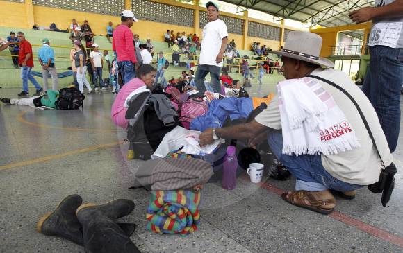 En el coliseo de Valdivia se congregaron mineros y pescadores artesanales de la región que se sumaron al paro nacional agrario. FOTO Jaime Pérez, enviado especial bajo cauca