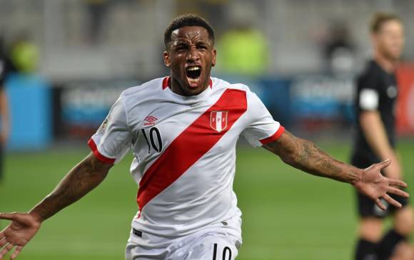 Farfán abrió la cuenta y le dedicó el gol a Paolo Guerrero. FOTO AFP