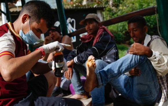 En su trayecto a Colombia los migrantes deben curar las heridas de sus pies, provocadas por las largas distancias que deben caminar. Sus zapatos también se desgastan. FOTO Mario Franco