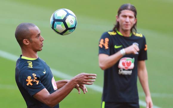 El central de Brasil, Miranda, en primer plano, y su compañero Filipe Luis durante una de las últimas prácticas previas al duelo de hoy frente a la Selección ecuatoriana. FOTO reuters