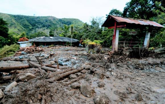 En la atención de la emergencia participan Ejército, Policía Nacional, Cruz Roja, Defensa Civil, y los cuerpos de Bomberos de San Jerónimo, Cañasgordas, Frontino, Buriticá, Dabeiba, Giraldo y Uramita. FOTO JAIME PÉREZ