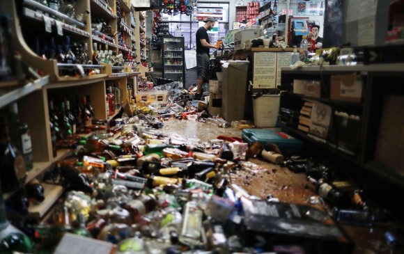 El sismo ocasionó fallas en infraestructura vial y millonarias pérdidas en locales comerciales FOTOS AFP