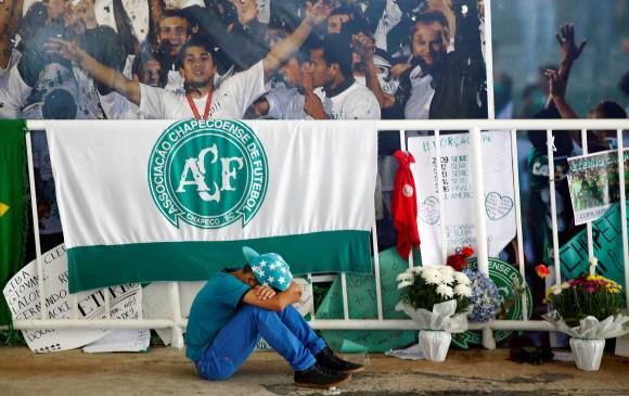 Aún hay llanto y dolor en el Arena Conda, estadio del Chapecoense. FOTO reuters 