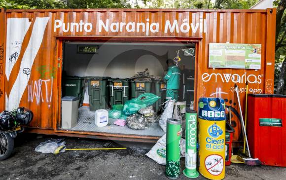 La única ruta de reciclaje en Medellín opera en El Poblado. Recolecta 1,5 toneladas por día, según Emvarias. FOTO JAIME PÉREZ