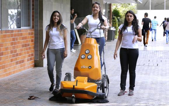 Estudiantes de la Universidad Eafit muestran la escoba eléctrica que inventaron. FOTO JUAN ANTONIO SÁNCHEZ