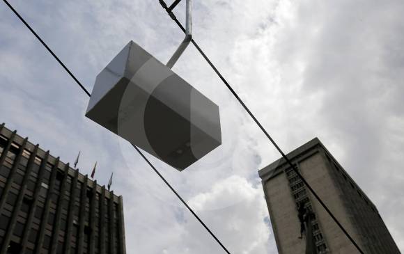 El performance de Cable Carta, de una artista de Albania presentado en el Centro Administrativo La Alpujarra, de Medellín, en el MDE15 organizado por el Museo de Antioquia, es un ejemplo de este arte donde priman los procesos y las acciones sobre los objetos. Foto Archivo El Colombiano.