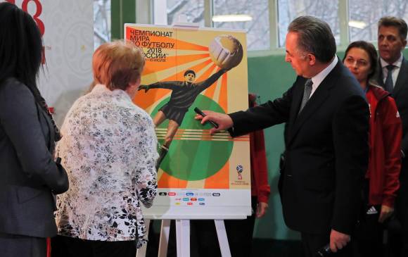 La viuda de Yashin, Valentina, asistió a la presentación del póster y firmó un ejemplar. FOTO EFE
