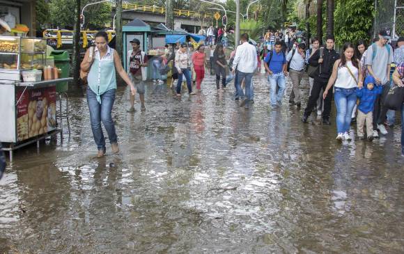 Los transeúntes de la estación Poblado del Metro tuvieron que caminar entre charcos. FOTO Róbinson Sáenz