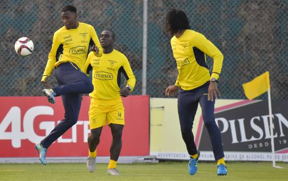 Jaime Ayovi, Arturo Mina y Segundo Castillo, en la última práctica ayer, antes del compromiso de hoy ante Uruguay. FOTO afp 