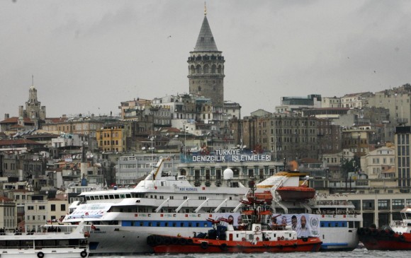 El ataque israelí al buque Mavi Marmara (en la foto), el 31 de mayo de 2010, dejó un balance de 10 turcos muertos y 70 heridos, forzando a Turquía a cortar las relaciones diplomáticas. FOTO AP 