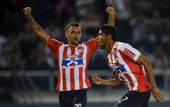 Luis Carlos Ruiz les dio el triunfo a los tiburones en Barranquilla. FOTO AFP