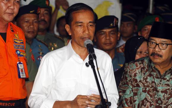 “Hemos encontrado el sitio del accidente. Mañana (miércoles) lanzaremos una operación mayor por aire y mar. Nos centraremos en la localización de los pasajeros y la tripulación”, dijo el presidente de Indonesia, Joko Widodo. FOTO AP