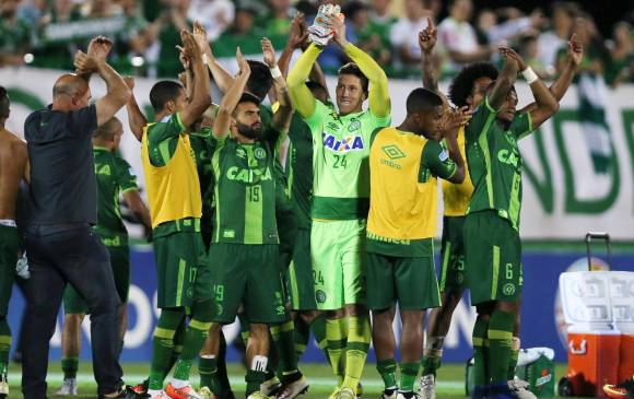 Chapecoense estudia posibilidades de producir una serie basada en la tragedia aérea en la que perdieron a jugadores, cuerpo técnico y directivos. FOTO REUTERS