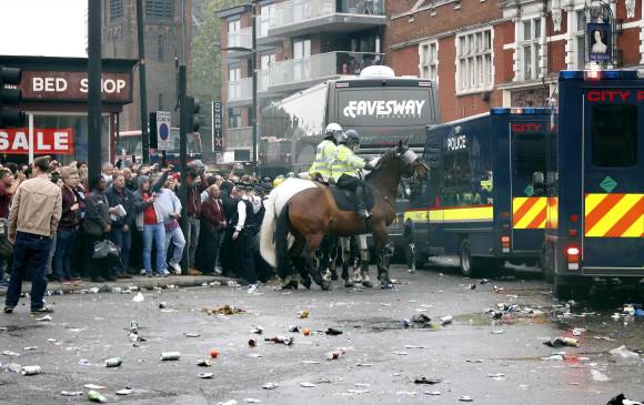 La policía tuvo que intervenir ante la revuelta. FOTO Reuters