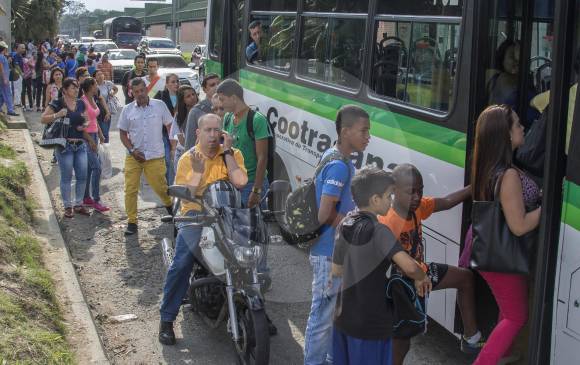 Muchos debieron tomar otros medios de transporte. FOTO ROBINSON SÁENZ