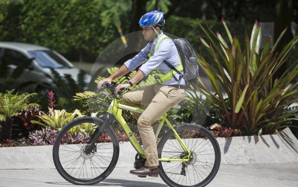 Camilo se mueve en cicla entre las sedes de su empresa, la universidad y su casa. FOTO Manuel Saldarriaga