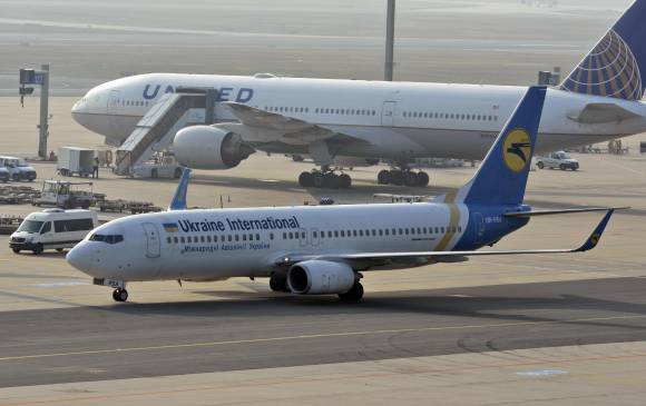 El Boeing 737 pasó por un control técnico hace dos días, de acuerdo con el portavoz de la aerolínea Ukraine International Airlines (UIA). FOTO EFE