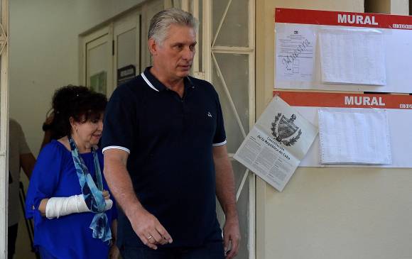 Miguel Díaz-Canel, presidente de Cuba, vota en la jornada del referendo de reforma constitucional. FOTO: AFP