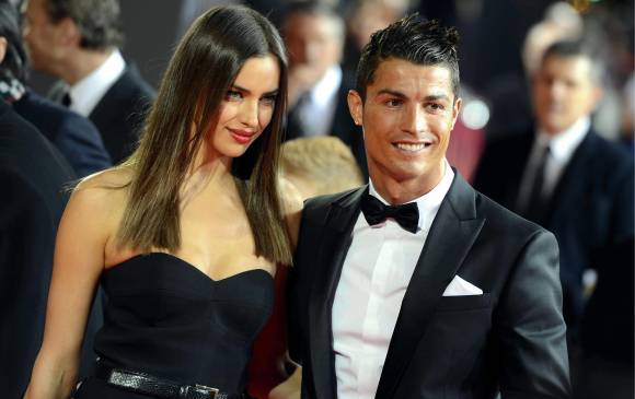 En días pasados, Ronaldo obtuvo el Balón de Oro por ser el mejor futbolista del mundo, pero Shayk no lo acompañó. FOTO AP. 