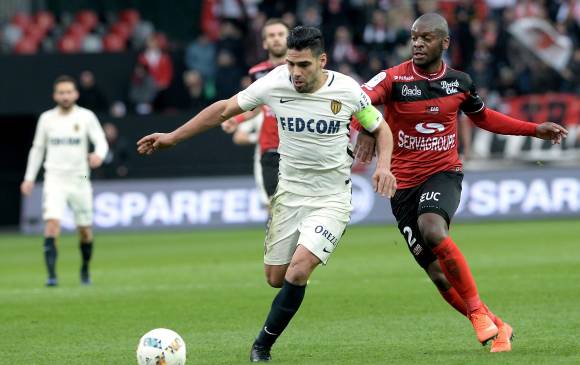 Una pequeña molestia hizo que Falcao abandonara la cancha a falta de ocho minutos. FOTO AFP