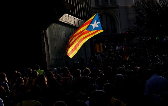 Los independentistas catalanes mantuvieron su desafío al gobierno español, que amenazó minutos antes con la aplicación del artículo 155 de la Constitución. FOTO REUTERS