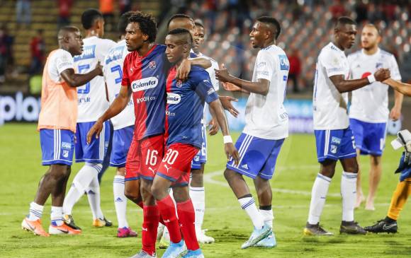 Didier Moreno (16) corrió a pedirle al canterano Mosquera (30) abandonar la cancha con la cabeza en alto, una señal de liderazgo necesario por parte de los referentes del plantel. FOTO jaime pérez