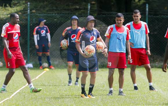 Los defensas del Medellín cuentan con un referente histórico como Chonto Herrera. FOTO juan antonio sánchez