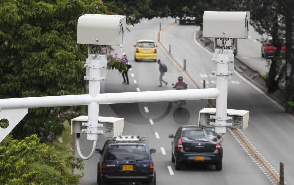 Los equipos ubicados en la avenida Guayabal (foto) se encuentran entre las cinco cámaras que más multas registran: 13.885 infracciones entre enero y junio de 2018. FOTO manuel saldarriaga