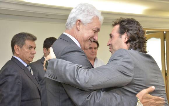 El dirigente Jorge Perdomo y el alcalde Federico Gutiérrez, comprometidos con el fútbol. FOTO Cortesía Alcaldía de Medellín
