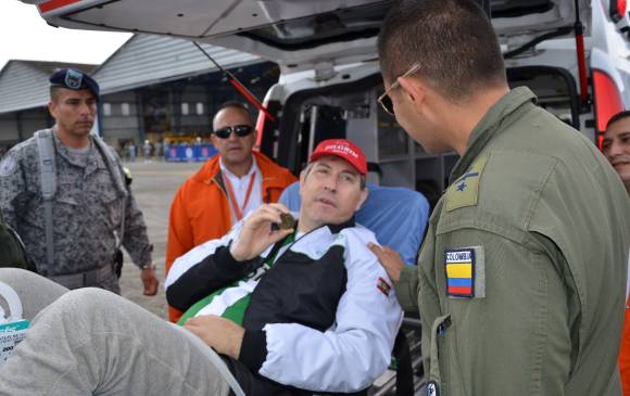 Henzel lució camiseta de Atlético Nacional en su salida de Colombia rumbo a Brasil. FOTO CORTESÍA FUERZA AÉREA