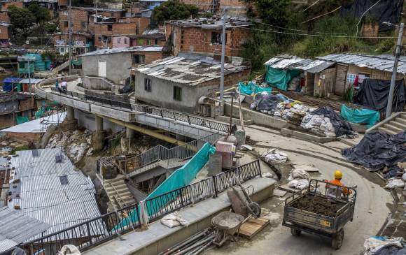 En la foto se aprecia el tercer tramo del viaducto de media ladera y uno de los senderos de conexión que hacen parte del Proyecto Urbano Integral de la comuna 13. FOTO juan antonio sánchez