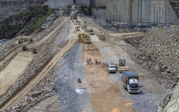 Cuando la cresta alcance la cota 418 metros sobre el nivel del mar se trabajará en convertir el lleno prioritario en la presa definitiva. Hoy está en la cota 413,30 metros. FOTO juan antonio sánchez