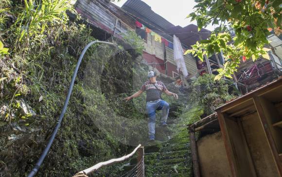 Ya se empezaron a notar grietas en las riberas de la quebrada La Raya, límite de Caldas y La Estrella. En este último municipio se recomendó desalojo preventivo. FOTO Róbinson Sáenz