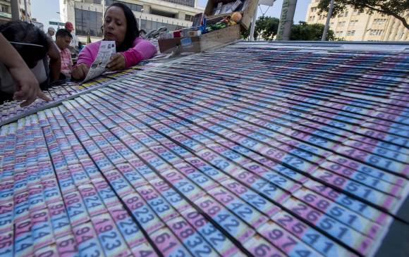 Tres sitios de lotería: Parque de Berrío, Pasaje La Bastilla y Beneficencia de Antioquia. La Gatica dice: “Es fácil soñar con un numero; lo difícil es ganarse la lotería con él”. FOTO Donaldo Zuluaga
