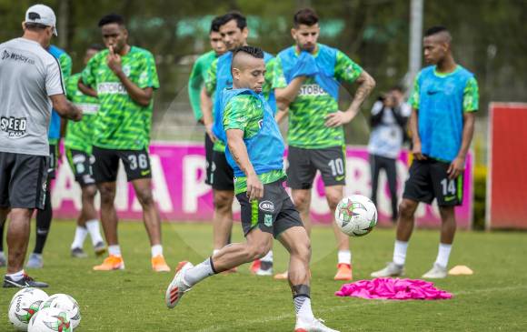 Vladimir Hernández, quien pasa por buen momento, de nuevo entre los elegidos por Juan Carlos Osorio. Al frente, un rival que le ha hecho pasar malos ratos al equipo verde. FOTO Juan A. Sánchez